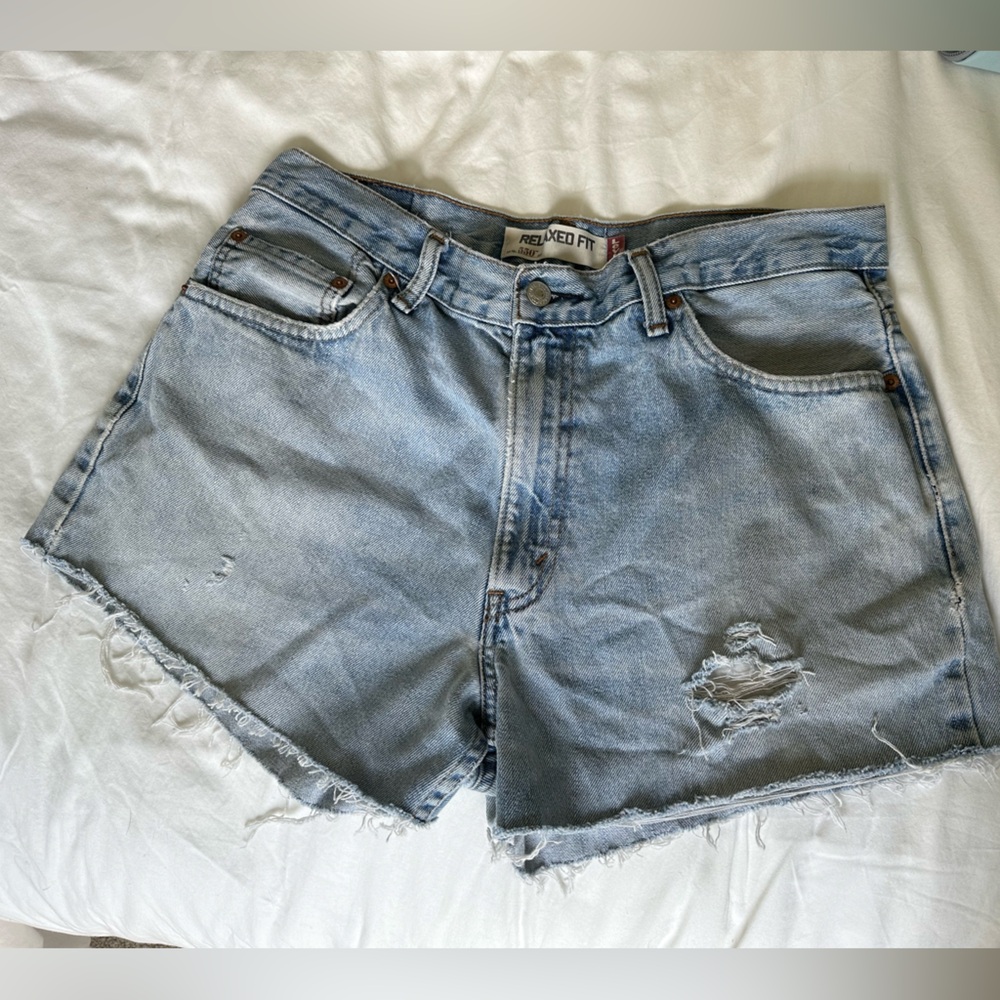 Levi’s distressed shorts size 30